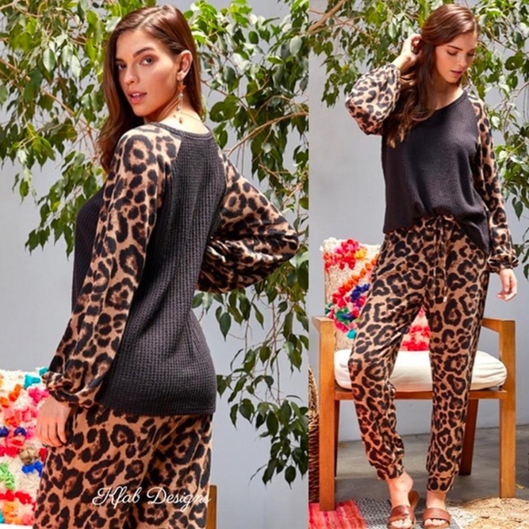 Neck Ballon Sleeve Leopard Contrast Top - Picture 3 of 8